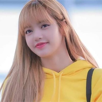 BLACKPINK Lisa Tears Up Gift From BLINK — Here’s Why It’s Drawing Praise From Jennie Fans