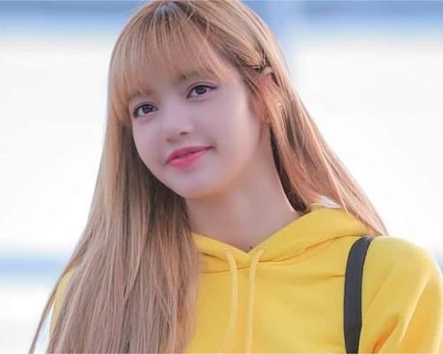 BLACKPINK Lisa Tears Up Gift From BLINK — Here’s Why It’s Drawing Praise From Jennie Fans