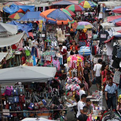 Manila
Divisoria Manila
12-20-18
NEWS PICS"MAMIMILI DAGSA NA SA DIVISORIA"
Photo Jonas Sulit

Photo Caption
Apat na araw bago mag pasko dagsa na ang mga mamimili sa Divisoria sa Maynila upang mamimil ng kanilang pag aginaldo at regalo nagsisikip na rin sa daloy ng trapiko ang natura daan dahil sa mga nagsulputang venodt maging sa foot bridge sa nasabing lugar